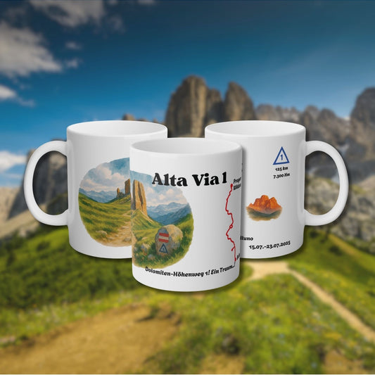 Product presentation of the Alta Via 1 hiking mug with Dolomites landscape illustration. Three mugs show front, back, and side views with personalized details in German.