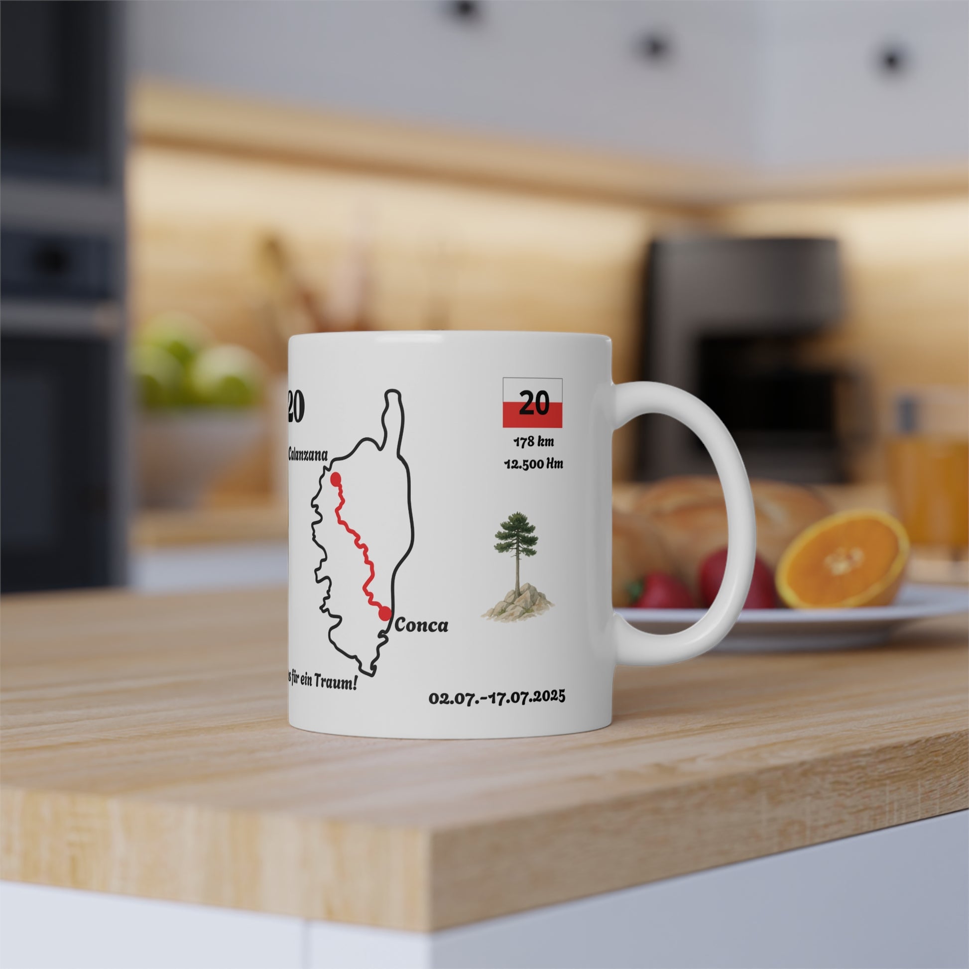 The GR20 hiking mug on a wooden countertop in a bright kitchen. Personalised trail data and Corsican tree illustration are clearly visible.